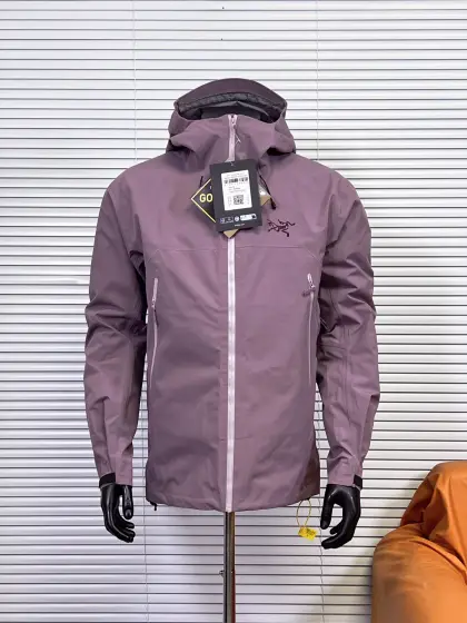 工厂 始祖鸟Arc’teryx SL三合一羽绒服硬壳冲锋衣外套 内胆带logo轻薄户外级羽绒服!外层是SL硬壳冲锋衣 GORE-TEX SL户外防水硬壳冲锋衣机能风拉链夹克 (Yb四次压胶工艺整衣3D立体仿生学设计衣长臂弯, Tri-Durance防水防雨面料,自行区别市面先行版本) -这款设计简洁而通用,可提供高山环境所需的性能.采用bluesign@认证的采用带经编背衬N40LGORE-TEX面料,轻薄而耐磨,防风、防水且透气,适合多种活动穿着. -头盔兼容StormHood兜帽防护良好且不影响视线,插手口袋设有WaterTight拉链,便于取放物品,腋下拉链便于快速通风,拼接设计使活动自如. -传统风琴交叉反向进入高山口袋设置在高位,VISLON中央正面拉链,可调节Velcro袖口魔术贴标签,兼容 Zip-in,在胸前采用百灵达机器绣上了ARC TERYX徽标 GORE-TEX:防水、防风、透气面料可提供多面防护. -SL夹克同是Arc’teryx的明星产品,一直在高山恶劣环境中表现突出,现在功能更强大,重量更轻. 货号:LY66648436Z 颜色:层云蓝 行星紫 墨黑色